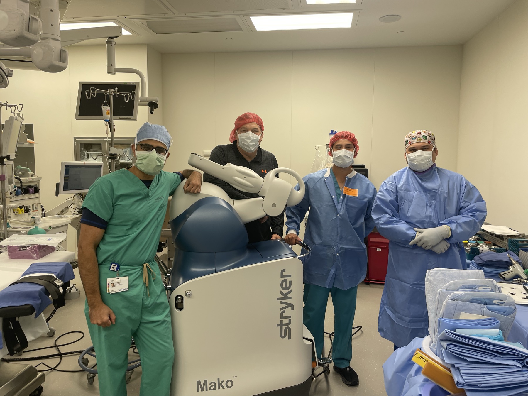 Dr. Dewan with the Mako robotic-arm system
